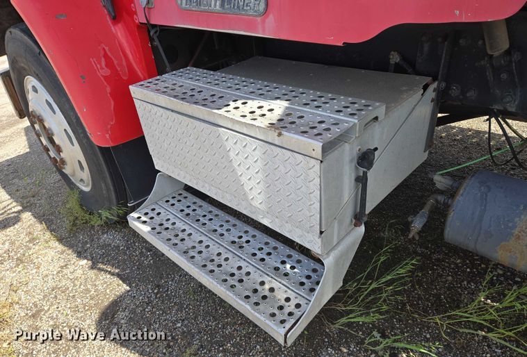 image for item EN8031 1996 Freightliner FLD semi truck