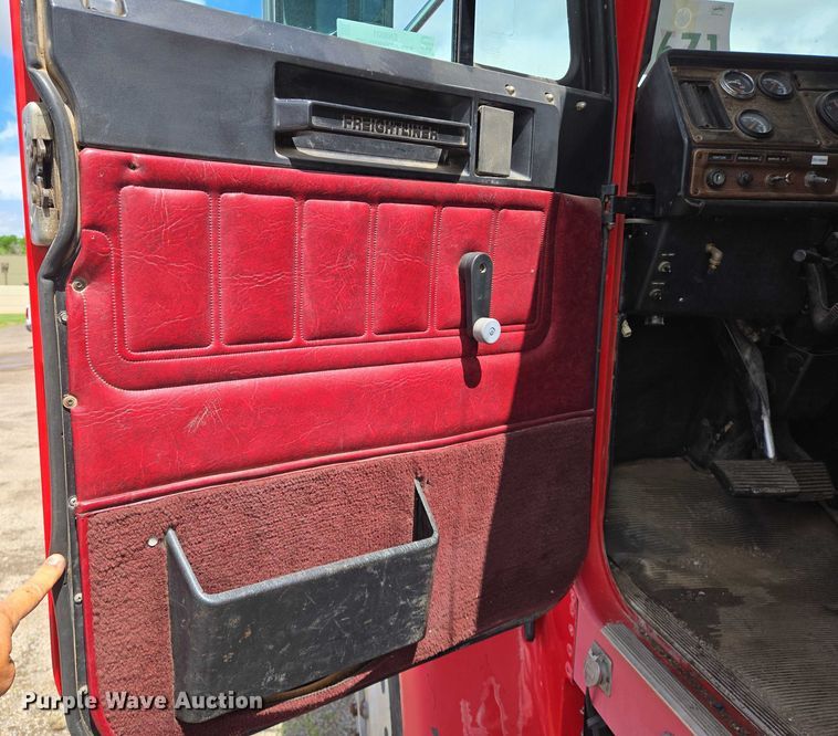 image for item EN8031 1996 Freightliner FLD semi truck