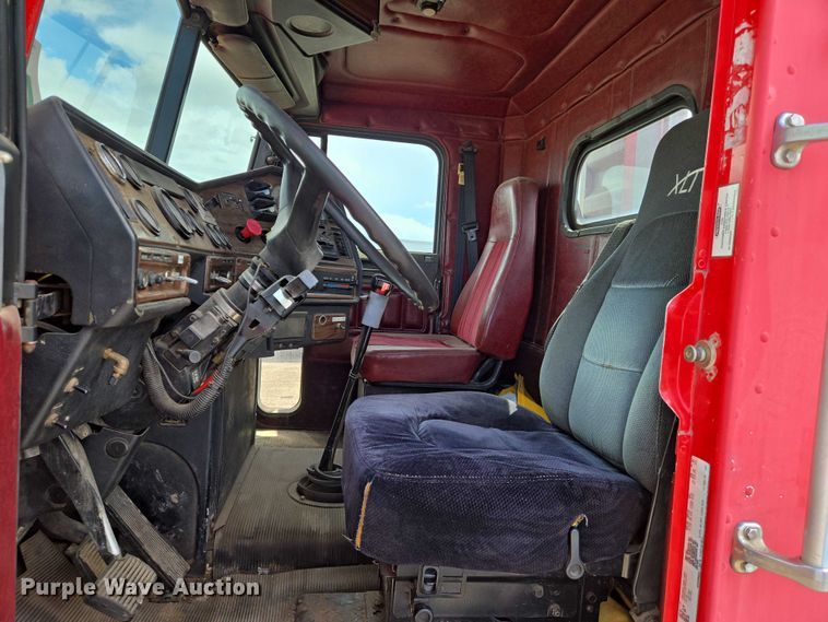 image for item EN8031 1996 Freightliner FLD semi truck