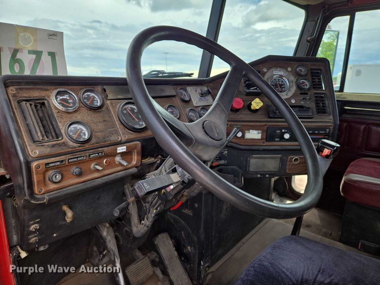 image for item EN8031 1996 Freightliner FLD semi truck