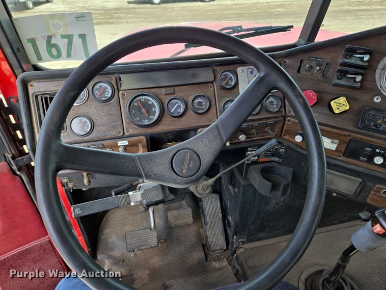 image for item EN8031 1996 Freightliner FLD semi truck