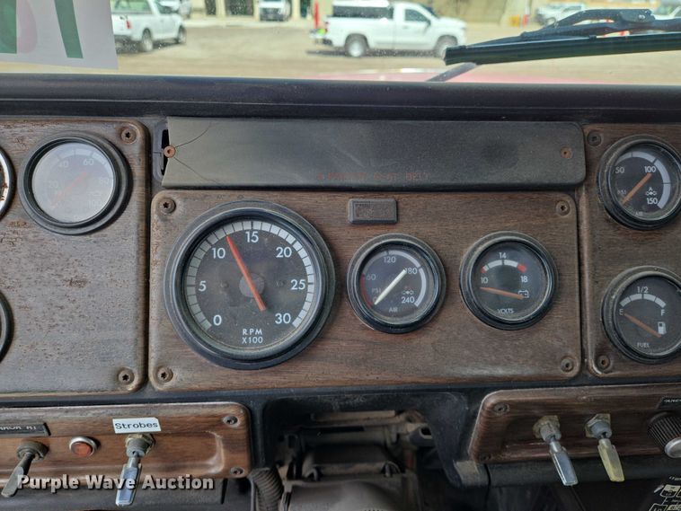 image for item EN8031 1996 Freightliner FLD semi truck