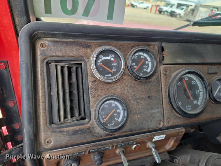 image for item EN8031 1996 Freightliner FLD semi truck