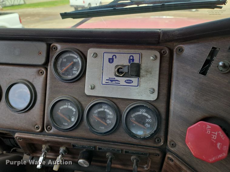 image for item EN8031 1996 Freightliner FLD semi truck