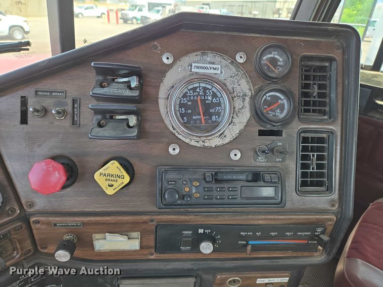 image for item EN8031 1996 Freightliner FLD semi truck