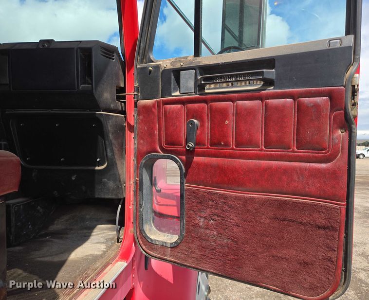 image for item EN8031 1996 Freightliner FLD semi truck