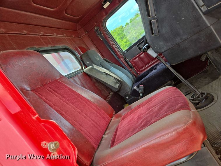 image for item EN8031 1996 Freightliner FLD semi truck