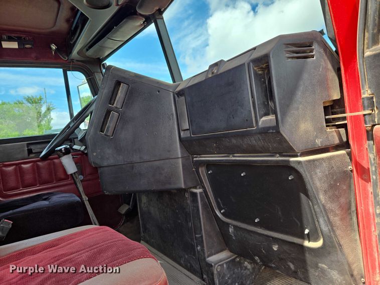 image for item EN8031 1996 Freightliner FLD semi truck