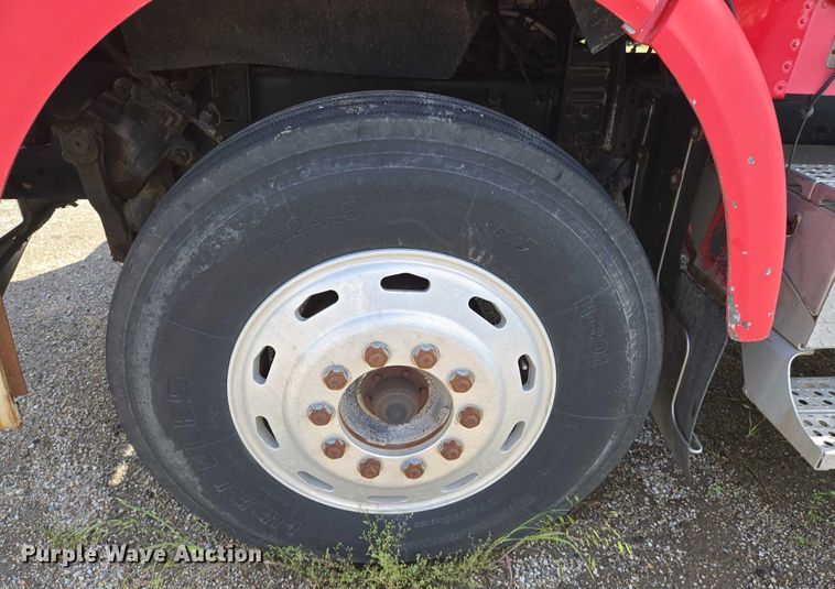 image for item EN8031 1996 Freightliner FLD semi truck