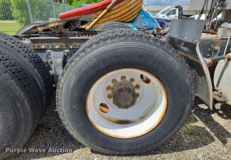 image for item EN8031 1996 Freightliner FLD semi truck