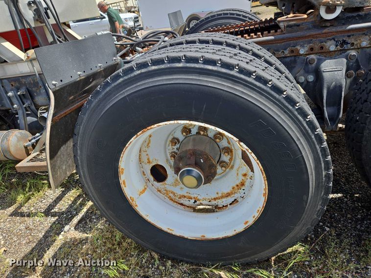 image for item EN8031 1996 Freightliner FLD semi truck