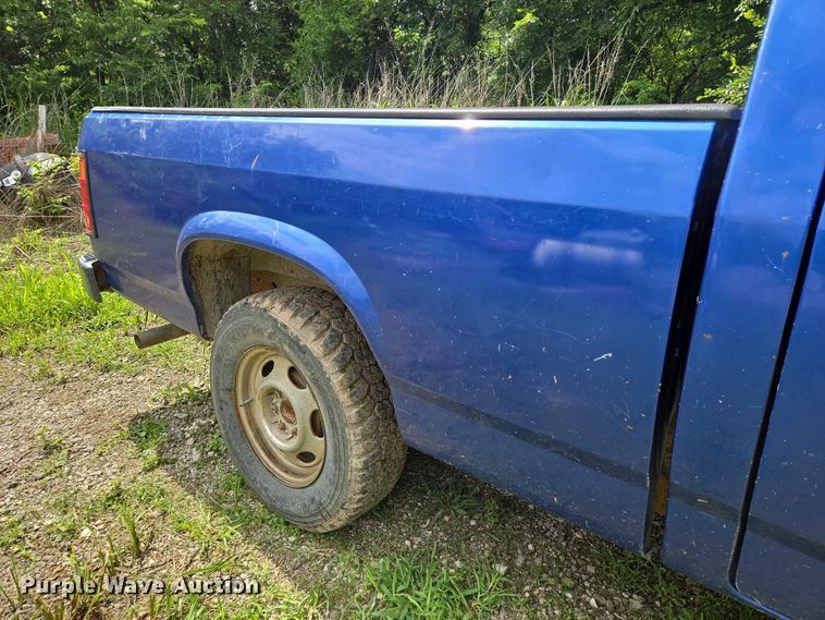 image for item EN8052 1996 Dodge Dakota pickup truck