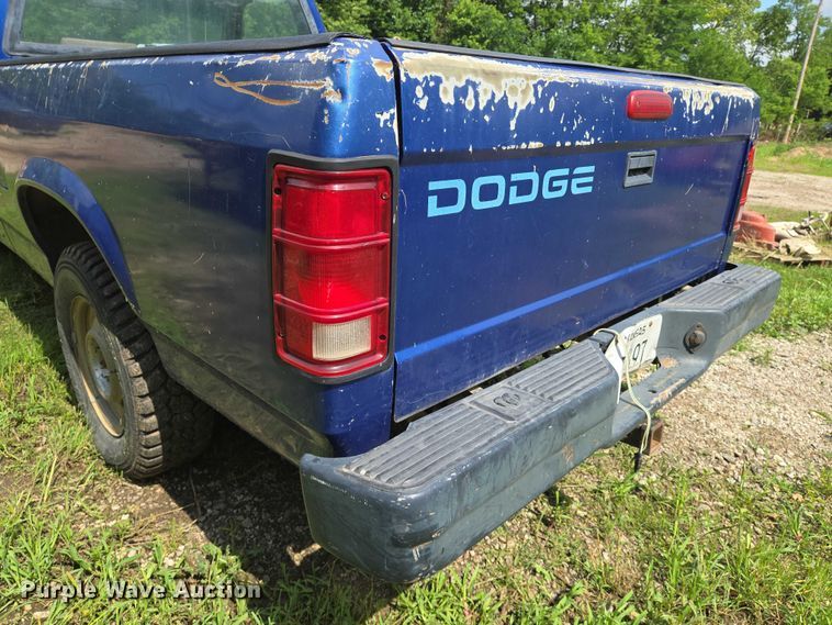 image for item EN8052 1996 Dodge Dakota pickup truck