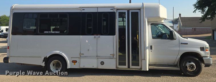 image for item EN8058 2016 Ford E450 shuttle bus