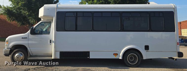 image for item EN8058 2016 Ford E450 shuttle bus