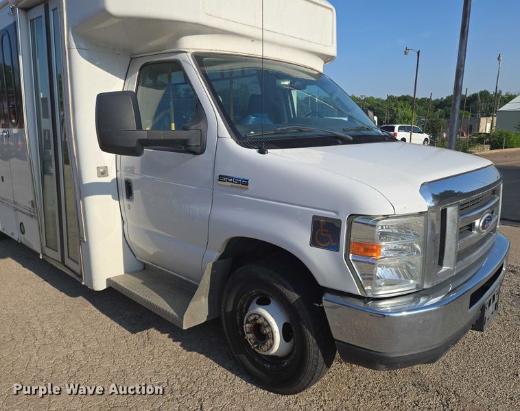 image for item EN8058 2016 Ford E450 shuttle bus