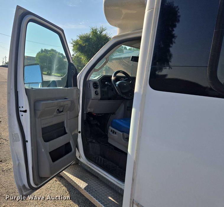 image for item EN8058 2016 Ford E450 shuttle bus