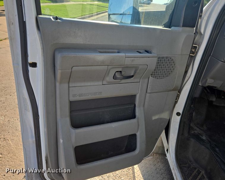 image for item EN8058 2016 Ford E450 shuttle bus