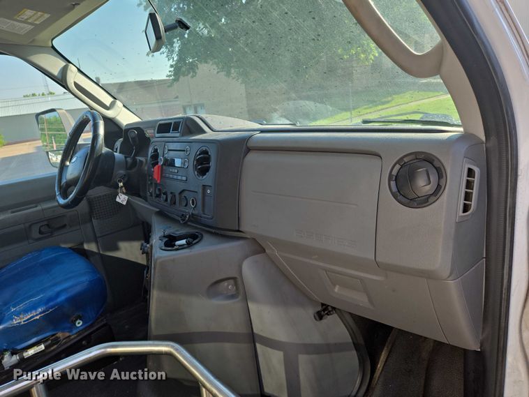 image for item EN8058 2016 Ford E450 shuttle bus