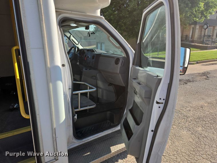 image for item EN8058 2016 Ford E450 shuttle bus