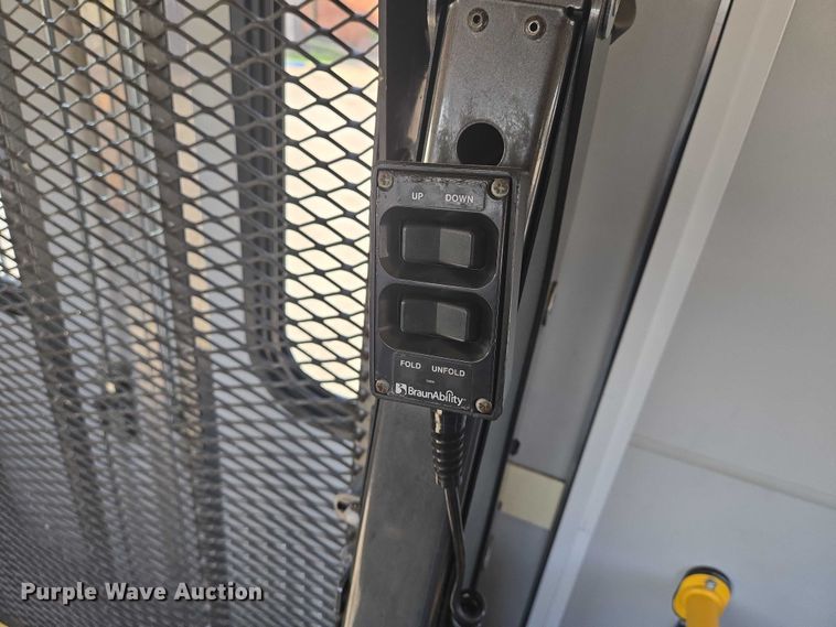 image for item EN8058 2016 Ford E450 shuttle bus