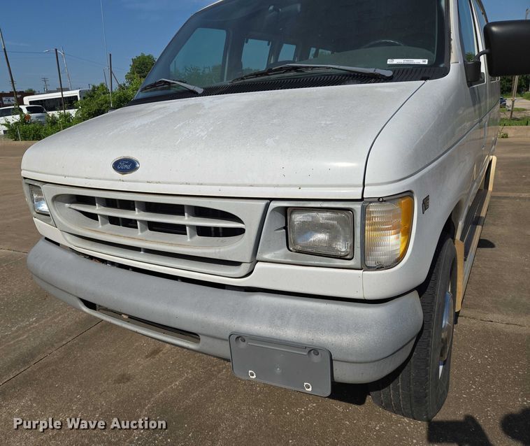 image for item EN8065 1998 Ford Club Wagon XL van