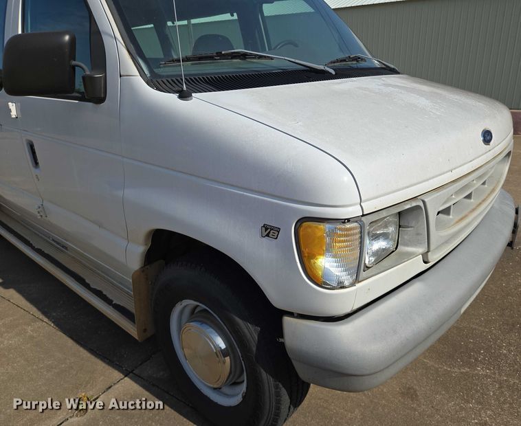 image for item EN8065 1998 Ford Club Wagon XL van