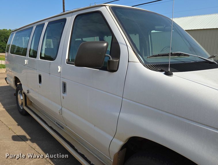 image for item EN8065 1998 Ford Club Wagon XL van