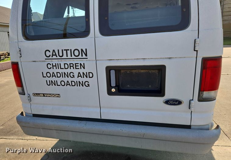 image for item EN8065 1998 Ford Club Wagon XL van