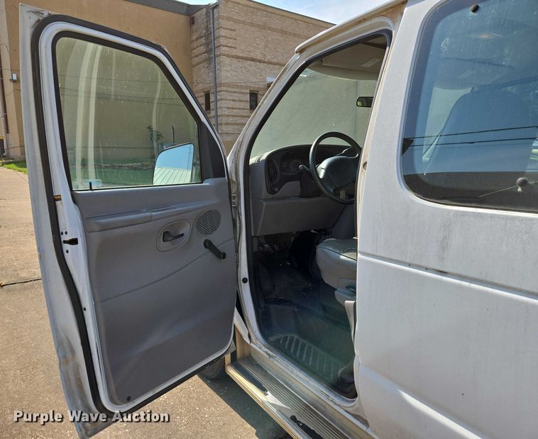 image for item EN8065 1998 Ford Club Wagon XL van