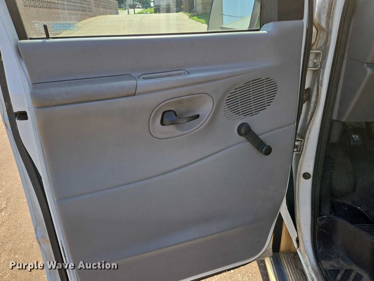 image for item EN8065 1998 Ford Club Wagon XL van