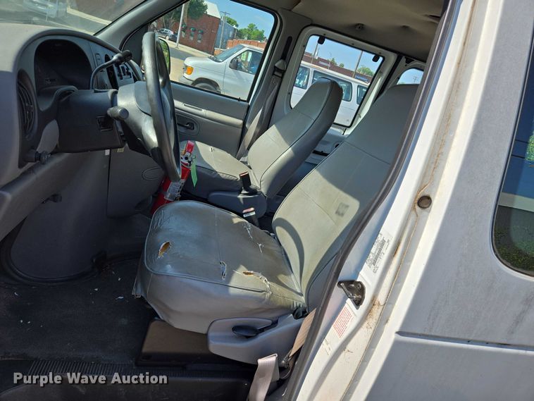 image for item EN8065 1998 Ford Club Wagon XL van