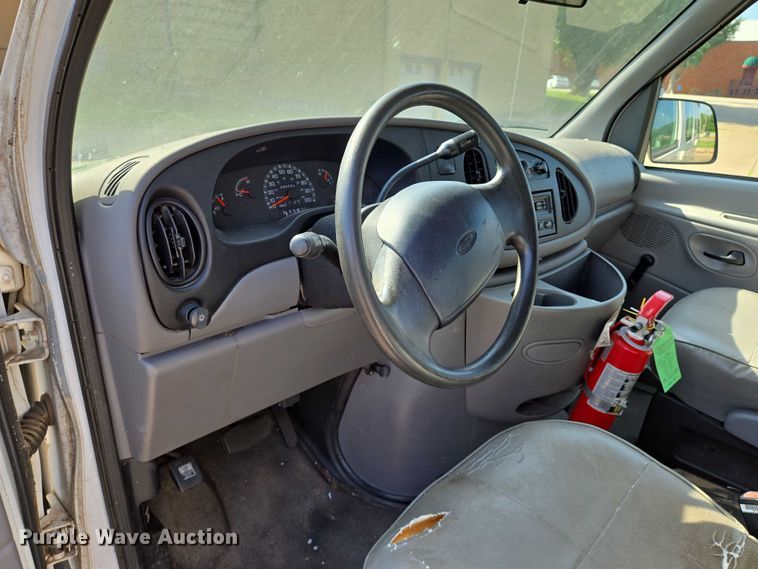 image for item EN8065 1998 Ford Club Wagon XL van