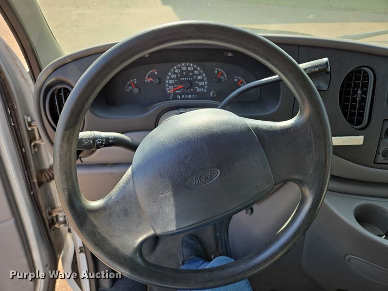 image for item EN8065 1998 Ford Club Wagon XL van