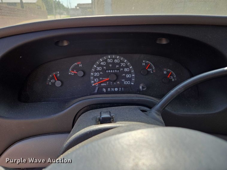 image for item EN8065 1998 Ford Club Wagon XL van