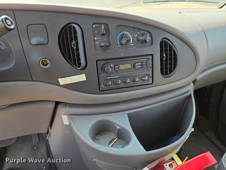 image for item EN8065 1998 Ford Club Wagon XL van