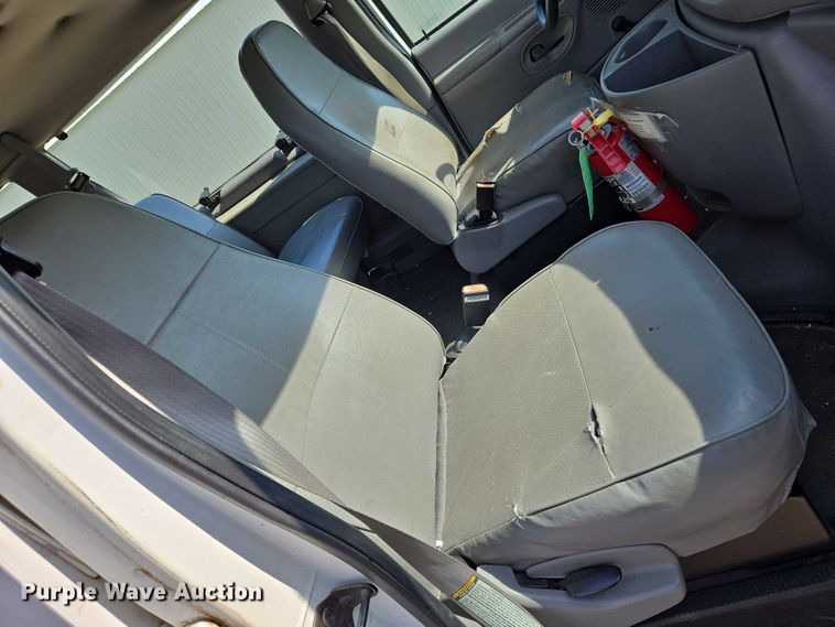 image for item EN8065 1998 Ford Club Wagon XL van