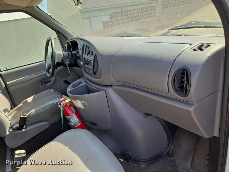 image for item EN8065 1998 Ford Club Wagon XL van