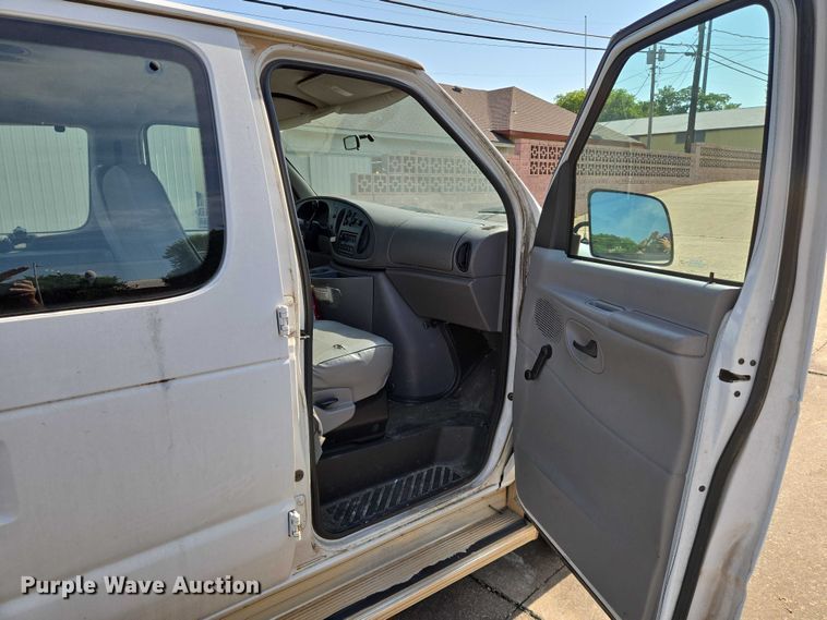 image for item EN8065 1998 Ford Club Wagon XL van