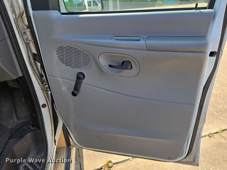 image for item EN8065 1998 Ford Club Wagon XL van