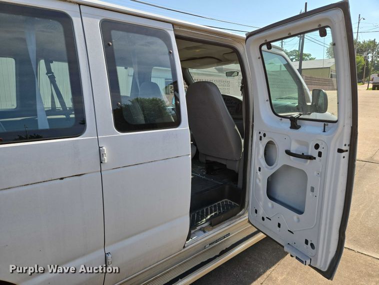 image for item EN8065 1998 Ford Club Wagon XL van