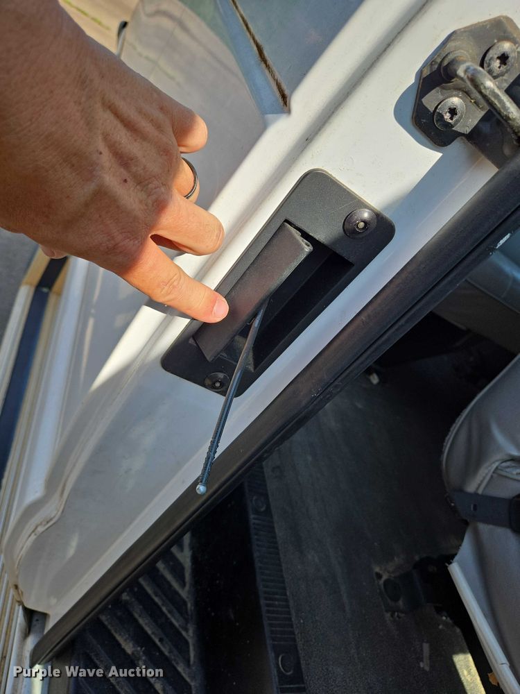 image for item EN8065 1998 Ford Club Wagon XL van