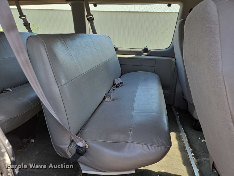 image for item EN8065 1998 Ford Club Wagon XL van