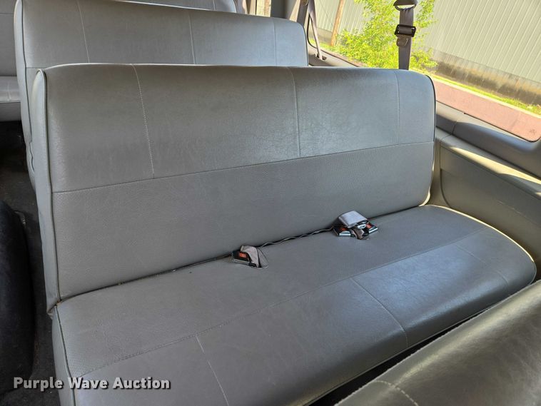 image for item EN8065 1998 Ford Club Wagon XL van