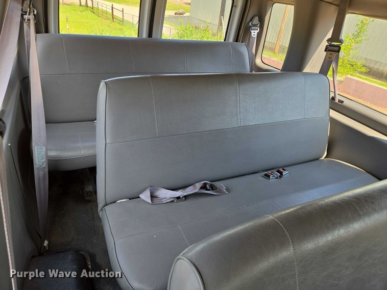 image for item EN8065 1998 Ford Club Wagon XL van