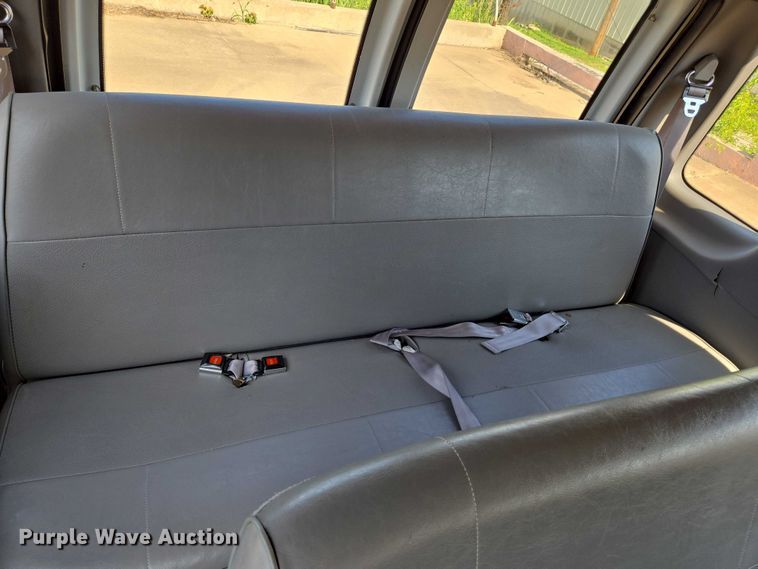 image for item EN8065 1998 Ford Club Wagon XL van