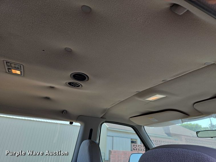 image for item EN8065 1998 Ford Club Wagon XL van