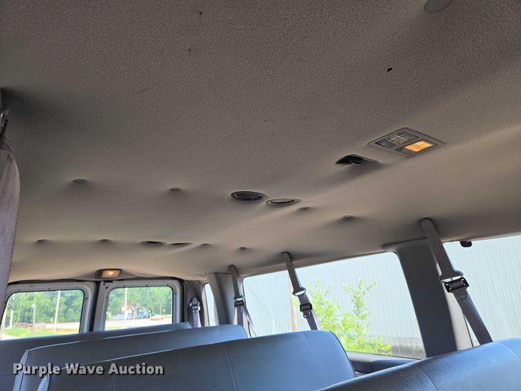 image for item EN8065 1998 Ford Club Wagon XL van