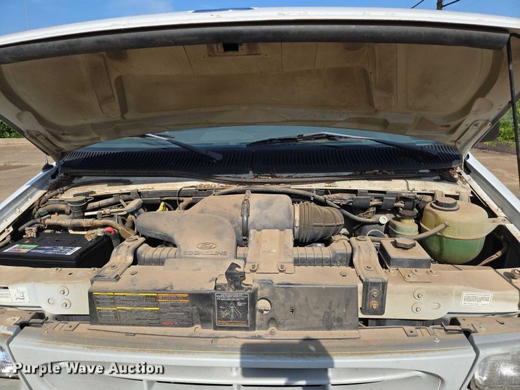 image for item EN8065 1998 Ford Club Wagon XL van