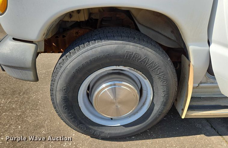 image for item EN8065 1998 Ford Club Wagon XL van